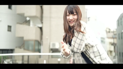 半身特写 · 格纹外套 · 俯身倚靠 · 户外楼顶