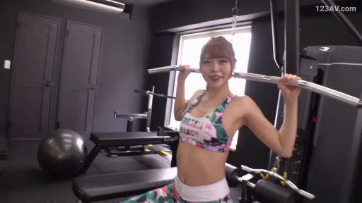 室内 · 坐姿 · 中景 · 微笑 · 健身房 · 运动内衣 · 健身 · 拉力器