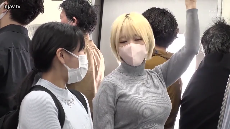 站立 · 半身 · 灰色高領毛衣 · 乘車 · 金髮 · 電車 · 戴口罩 · 吊环扶手