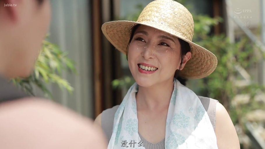 单人 · 低头 · 站立 · 面部特写 · 衬衫 · 痛苦 · 户外 · 背包