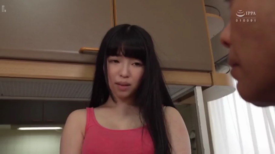 面部 · 站立 · 粉色背心 · 对视 · 厨房 · 局促 · 齐刘海