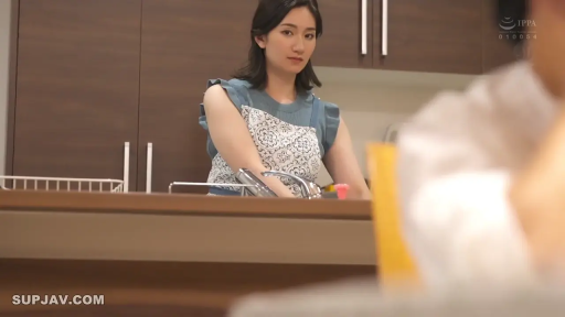 站立 · 半身 · 注视 · 厨房 · 水槽 · 平淡 · 围裙 · 人妻