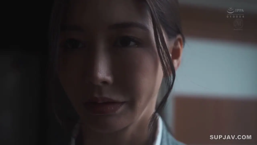 室内 · 忧郁 · 脸部特写 · 衬衫 · 注视 · 暗光 · 正脸