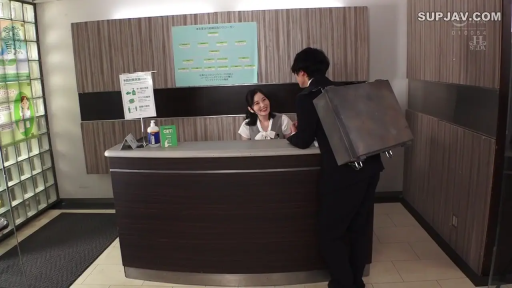 交谈 · 全身 · 站立 · 微笑 · 制服 · 职场 · 柜台 · 前台