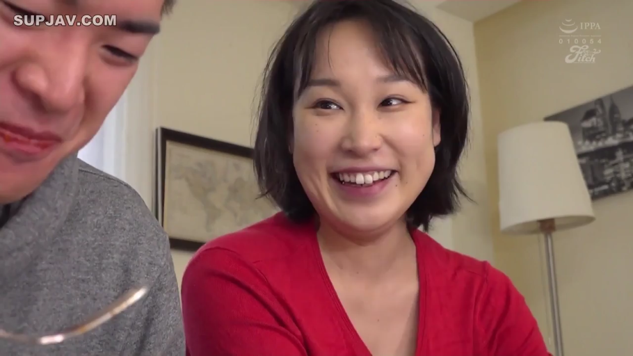 室内 · 坐姿 · 中景 · 交流 · 笑容 · 短发 · 餐具 · 红色上衣