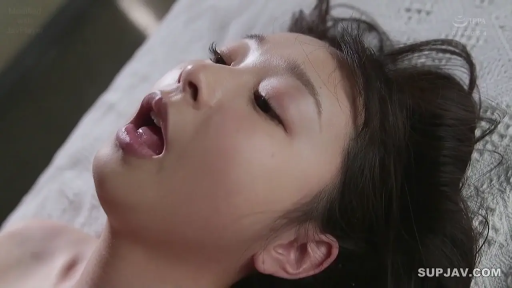 脸部特写 · 陶醉 · 亲吻 · 仰卧 · 裸体 · 床上 · 日本AV · 床品