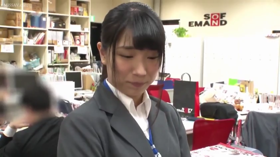 低頭 · 办公室 · 面部特寫 · OL職業裝