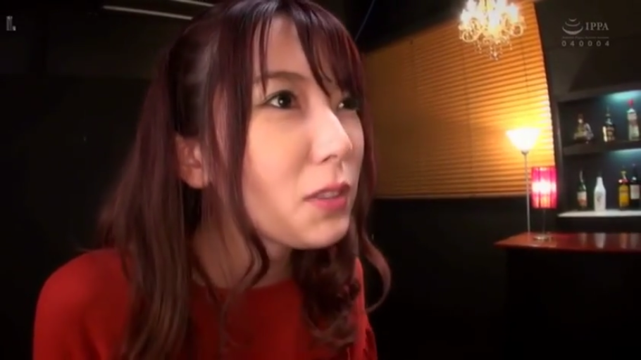 坐姿 · 交谈 · 严肃 · 酒瓶 · 特写 · 酒吧 · 吧台 · 红色上衣