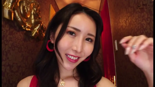 室内 · 脸部特写 · 微笑 · 妆容 · 看向镜头 · 正面站立 · 红色吊带裙 · 红色耳环