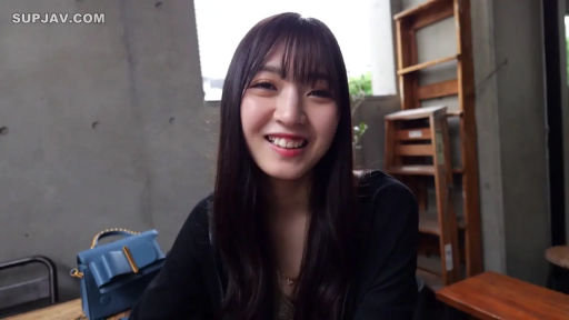 座り姿勢 · カメラに向かって · 顔のクローズアップ · 黑色开衫 · 生活化 · 自然微笑 · 咖啡厅 · 蓝色手提包