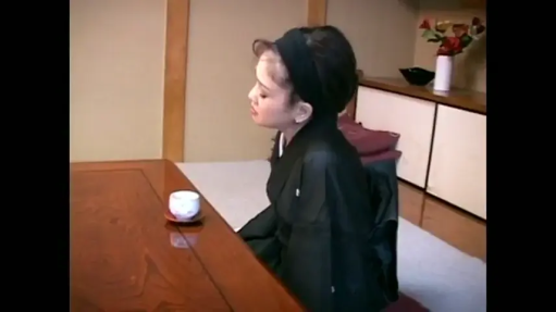 和室 · 平静 · 正坐 · 茶杯 · 侧脸 · 黑色和服 · 待机