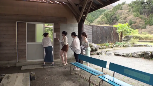 Standing Posture · 全景 · 自然 · 多人 · Outdoor · 走动 · 日常便装