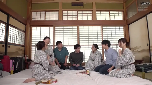 交谈 · 跪坐 · 和室 · 全景 · 自然 · 多人 · 被褥 · 浴衣