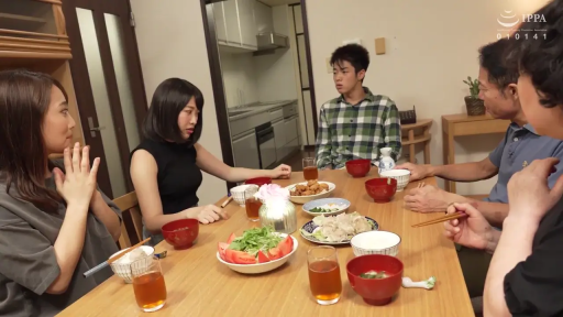 座り姿勢 · 集中 · 全景 · 多人 · 餐厅 · 日常服饰 · 餐具 · 聚餐