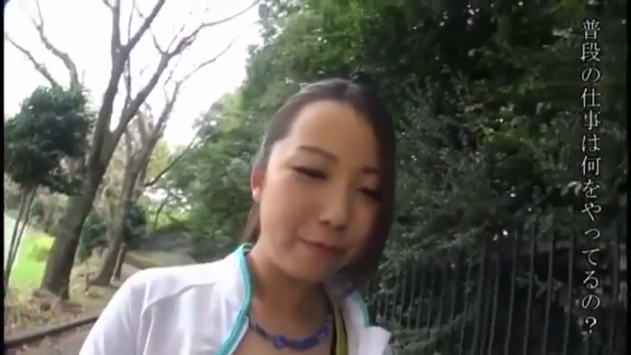 站立 · 微笑 · 面对镜头 · 半身 · 户外 · 运动装 · 街头采访