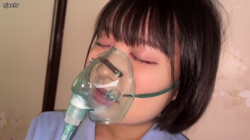 室內 · 臉部特寫 · 閉眼 · 臥姿 · 短发 · 呼吸面罩 · 病服 · 戴面罩