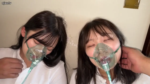 室內 · 閉眼 · 头部特写 · 並排 · 兩人 · 白色POLO衫 · 氧气面罩 · 戴呼吸面罩