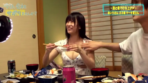 坐姿 · 字幕 · 中景 · 微笑 · 餐厅 · 餐具 · 低胸碎花裙 · 进食互动