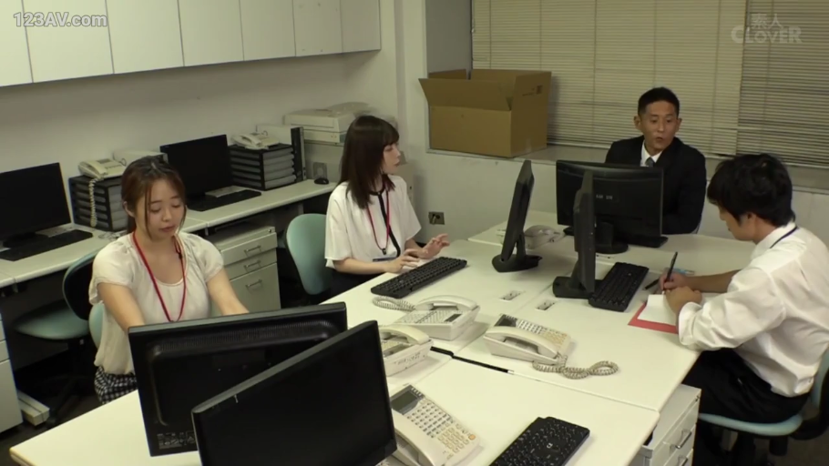 坐姿 · 严肃 · 办公室 · 职业装 · 远景 · 多人 · 办公 · 办公设备