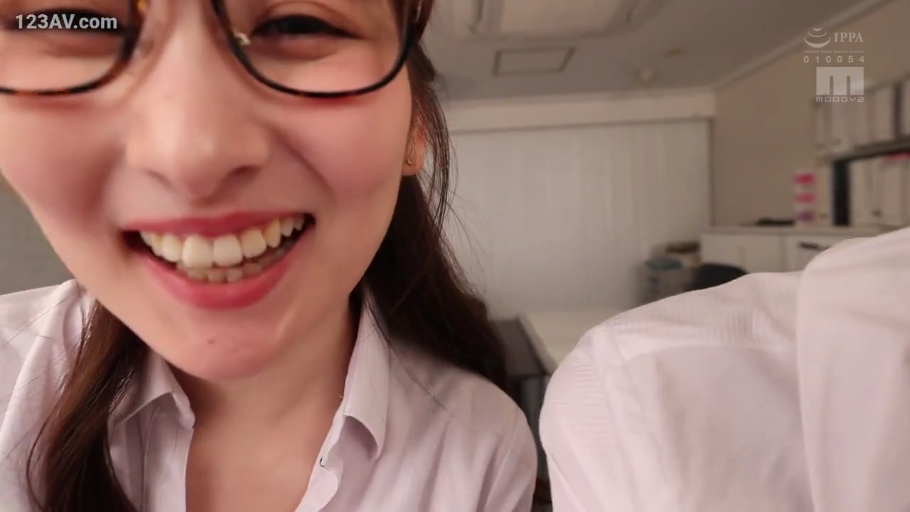 身をかがめる · メガネ · 办公室 · 微笑 · 注視 · 特写 · 职业衬衫 · 事业線