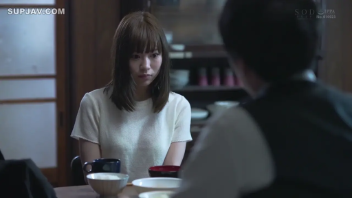 室内 · 坐姿 · 白色短袖 · 中景 · 对话