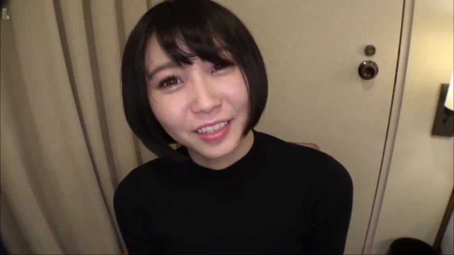 室内 · 坐姿 · 微笑 · 面部特写 · 交流 · 短发 · 黑色高领衫