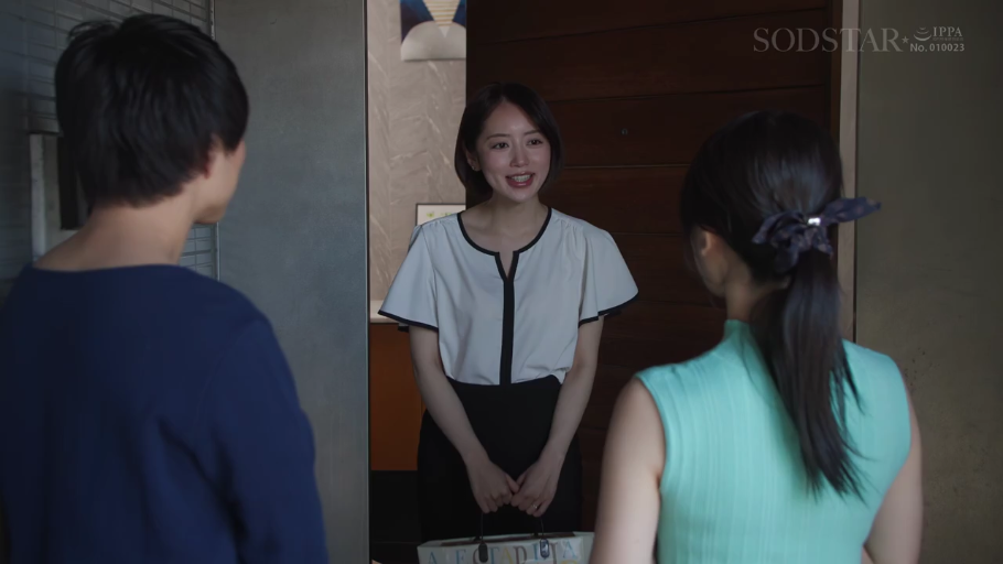 站立 · 中景 · 对话 · 手提包 · 多人场景 · 亲切微笑 · 休闲职业装 · 进户门口