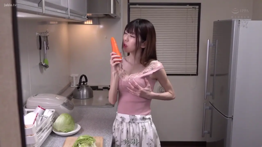 Stand · Hazy · 含胡萝卜 · 居家 · 碎花长裙 · Kitchen · 上半身特写 · Carrot