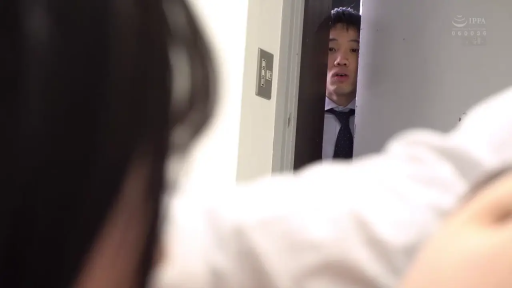 室内 · 面部 · 多人 · 痛苦 · 半裸 · 卧姿 · 掐脖子
