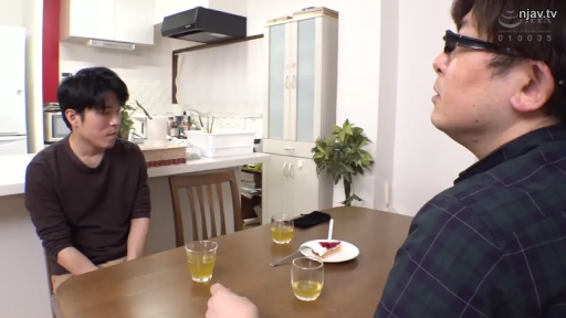 坐姿 · 严肃 · 厨房 · 谈话 · 休闲服 · 茶具