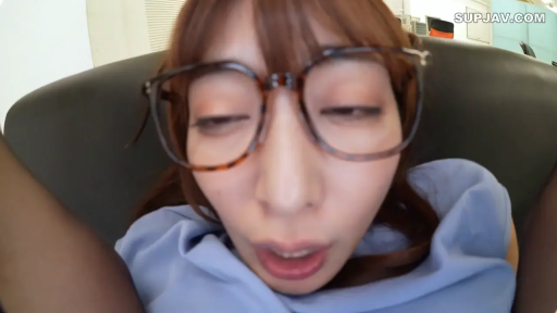 室内 · 面部 · 眼镜 · 口交 · 张口 · 仰卧 · POV视角 · 蓝色上衣