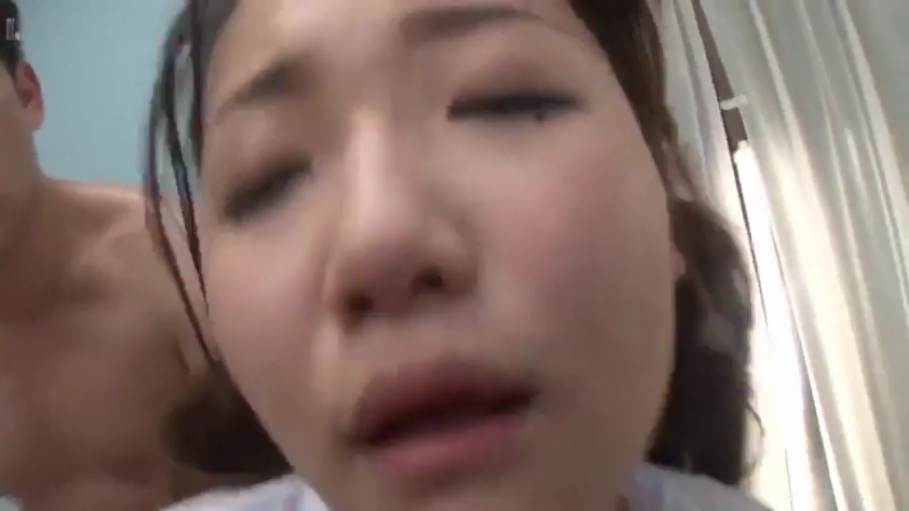 脸部特写 · 卧室 · 浅色上衣