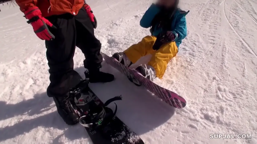 滑雪靴 · 一站一坐 · 户外场景 · 滑雪场 · 滑雪板 · 足部与滑雪板特写 · 整理滑雪板