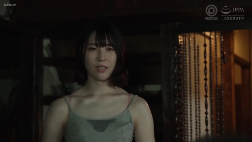 室内 · 站立 · 喘息 · 半身 · 灰色背心 · 疲惫 · 汗湿