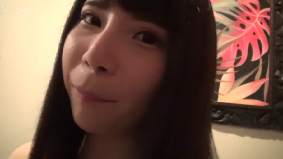 室内 · 微笑 · 面部特写 · 注视 · 亚洲女性 · 装饰画 · 正对镜头 · 无服装显露