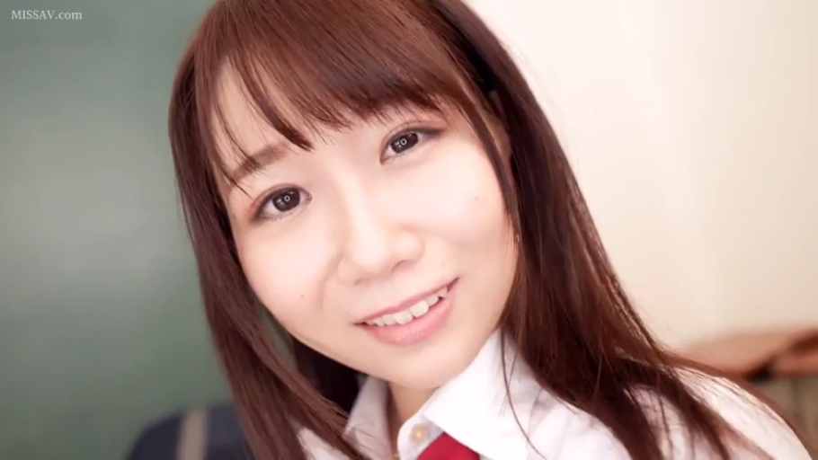 教室 · 微笑 · 面部特写 · 制服 · 注视 · 正面