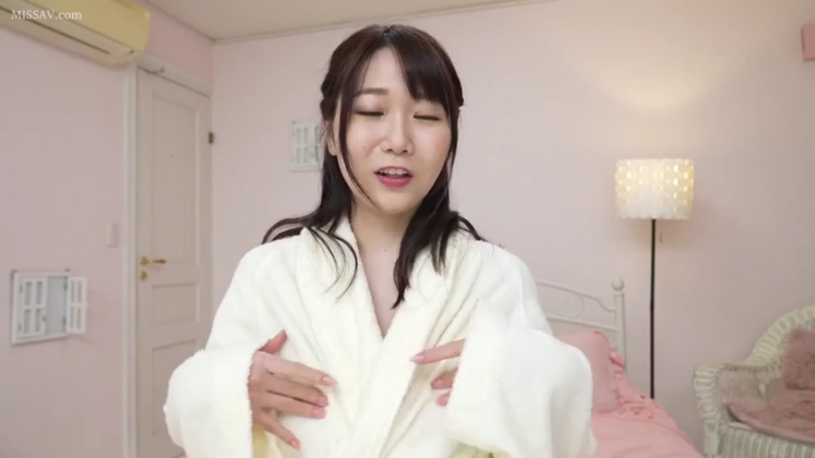 站立 · 中景 · 自然 · 白色衬衫 · 行走 · 户外街道 · 街拍感