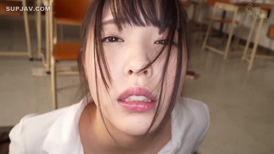 俯身 · 教室 · 脸部特写 · 迷离 · 白衬衫 · 对视 · 高清 · 课桌椅