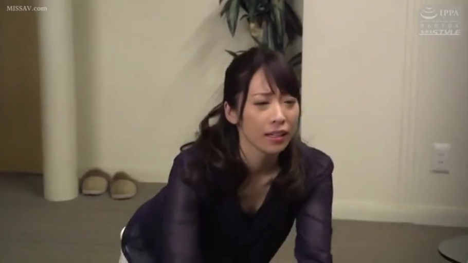 室内 · 性行为 · 盆栽 · 跪姿 · 半身特写 · 居家 · 痛苦 · 透视装