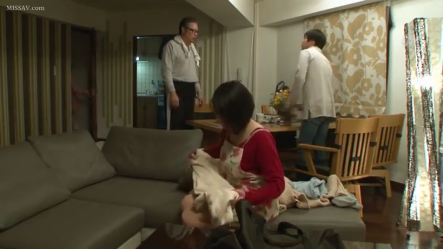 白色床单 · 张口喘息 · 一丝不挂 · 家庭卧室 · 抬腿上位 · 器官结合 · 成人动作