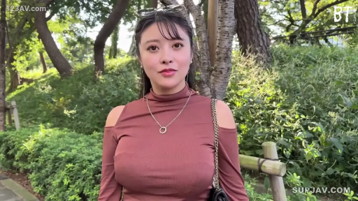 站立 · 中景 · 微笑 · 项链 · 户外 · 紧身衣 · 街拍 · 大胸