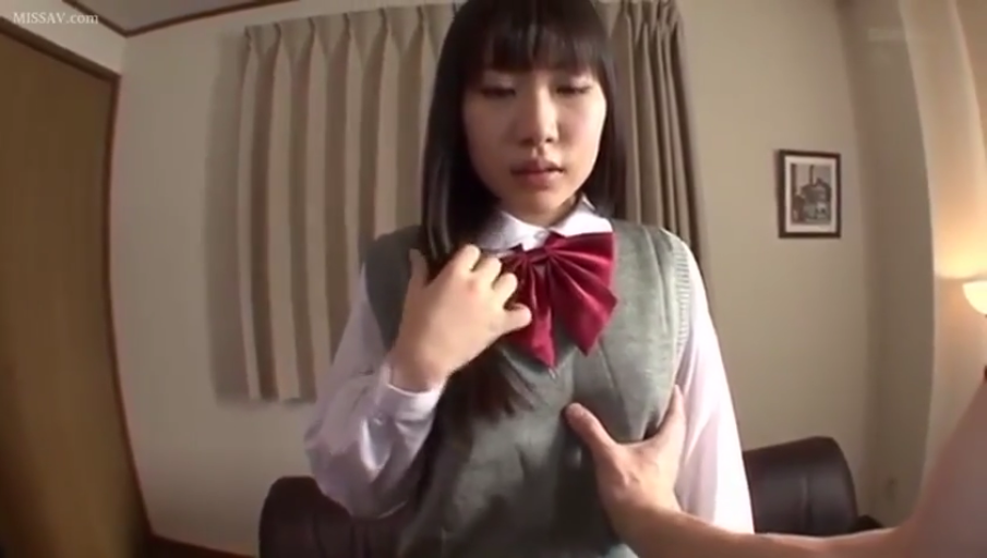 卧室 · 凝视 · 上半身 · 居家服 · 侧坐 · 忧虑 · 红色枕头 · 浅蓝色蕾丝睡裙