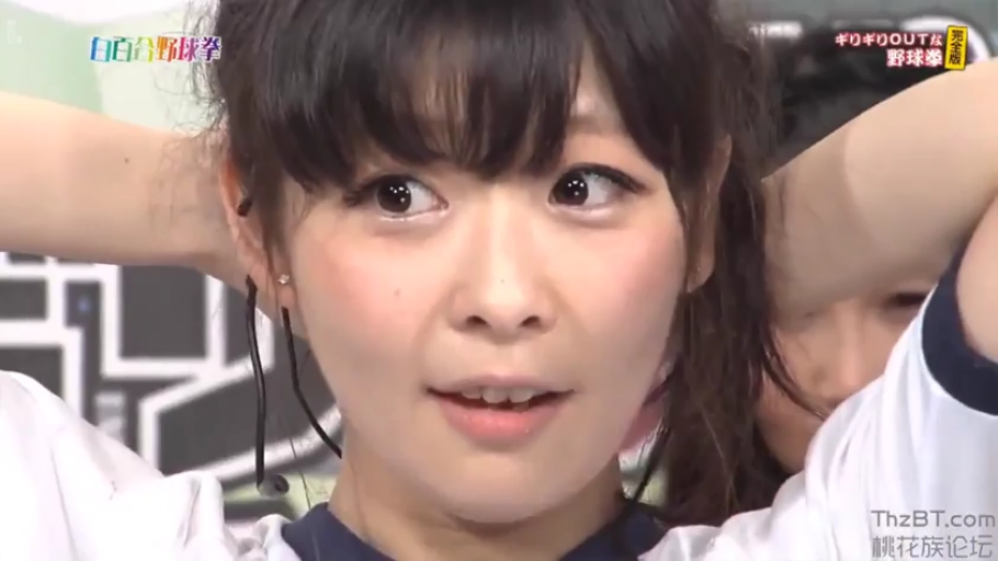 室內 · 面部特寫 · 长发 · 惊讶 · 體操服 · 扎頭髮 · 双手抱头