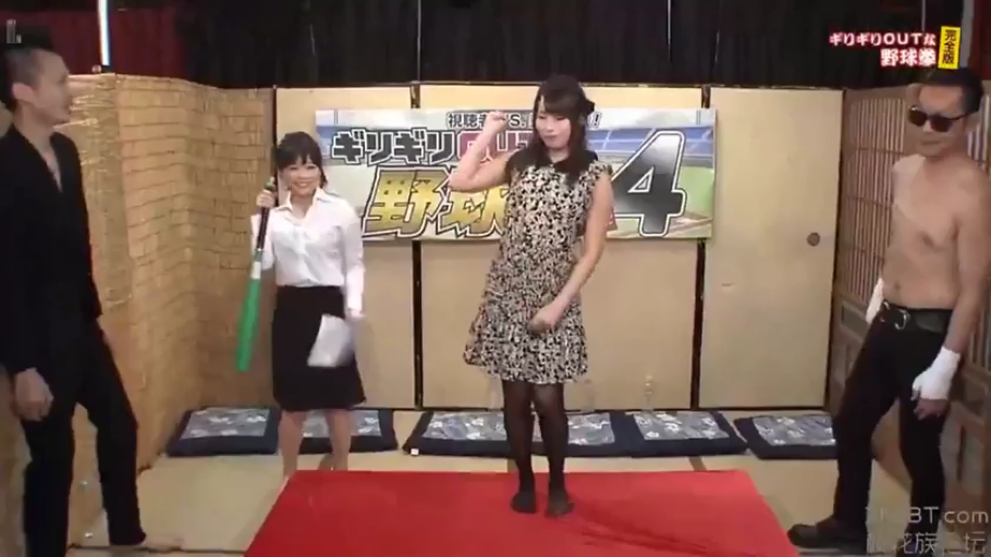 录影棚 · 全身 · 站立 · 赤裸上身 · 玩游戏