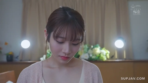 室内 · 忧郁 · 低头 · 站立 · 上半身特写 · 粉色开衫 · 背景灯 · 扎头发