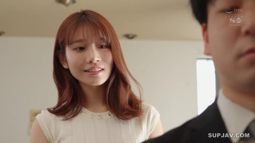 室内 · 站立 · 微笑 · 半身特写 · 注视 · 白色无袖上衣 · 气质