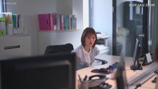 坐姿 · 专注 · 办公室 · OL装 · 中景 · 电脑 · 办公 · 职场