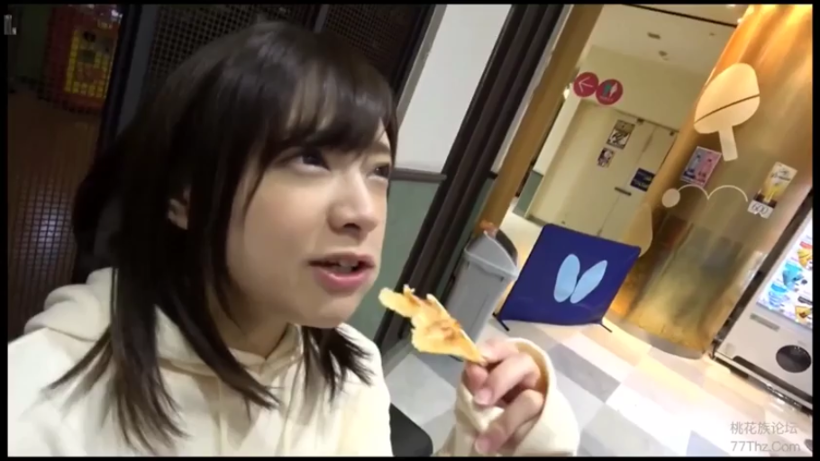 坐姿 · 自然 · 面部特写 · 长发 · 进食 · 食物 · 室内公共场所 · 浅色连帽衫