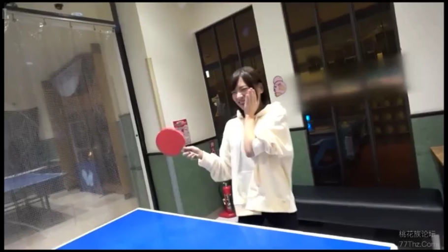 站姿 · 白色卫衣 · 打乒乓球 · 乒乓球拍 · 羞涩笑容 · 室内运动场 · 休闲运动