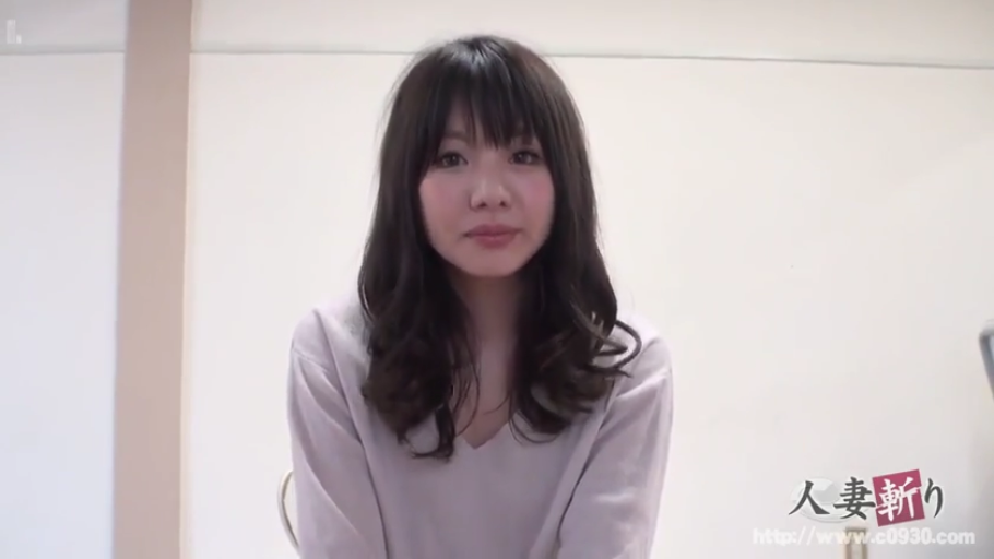 室内 · 平静 · 注视 · 上半身特写 · 正面坐姿 · 长卷发 · 浅色长袖V领衫